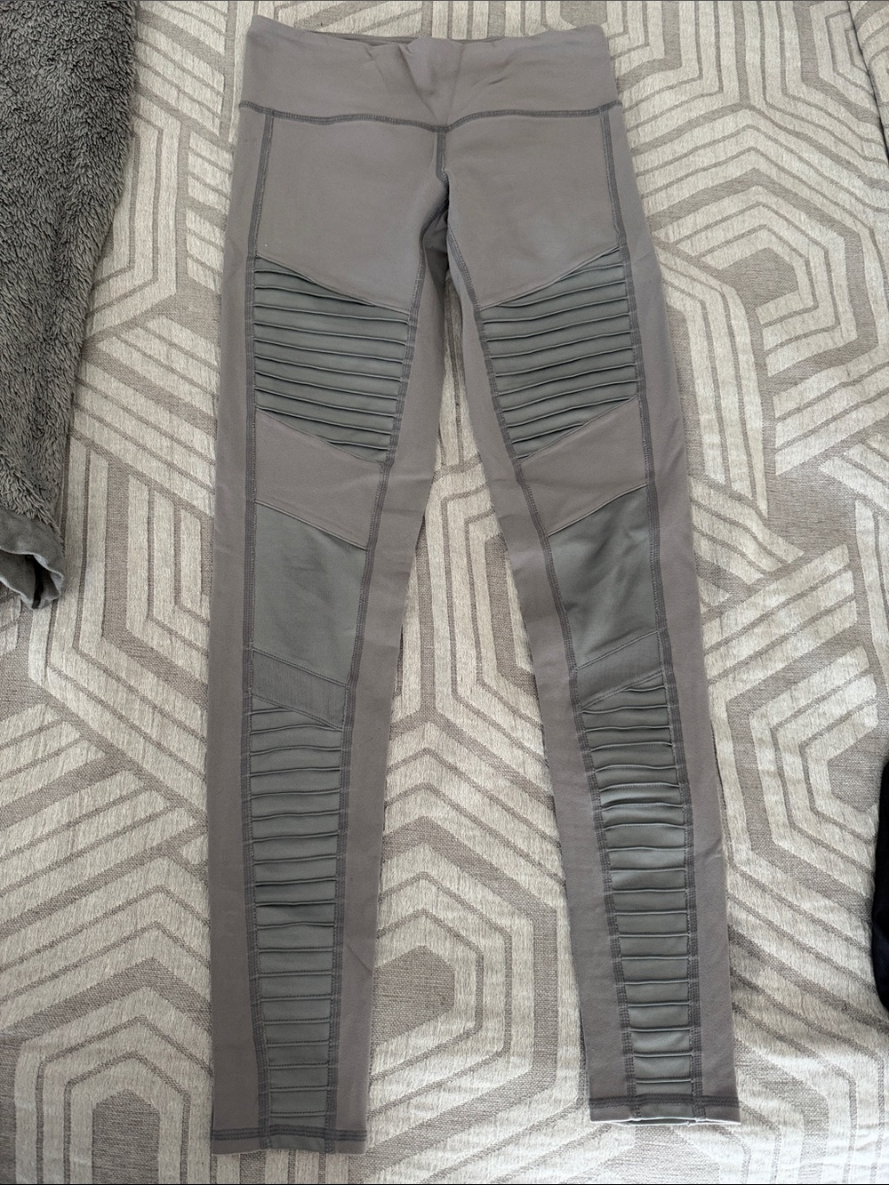 Women’s Alo Grey Moto Leggings Size Small